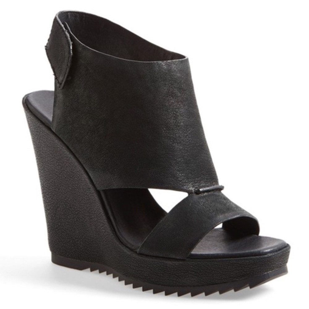 Vince Camaro Black Wedges